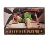 Vintage Dekor Fémtábla, dombornyomott, 'Keep her Flying' felirat, retro hangulatú kialakítás, 30x20cm