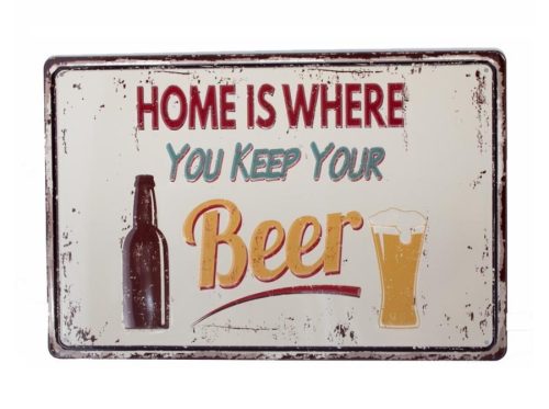 Vintage Dekor Fémtábla, dombornyomott 'Home is Where You Keep Your Beer' felirat, retro hangulatú kialakítás, 30x20cm, fehér háttér