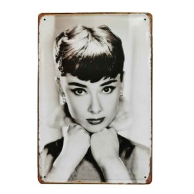   Vintage Dekor Fémtábla, Audrey Hepburn dombornyomott fényképe, retro hangulatú kialakítás, 20x30cm