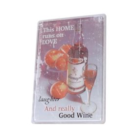   Vintage Dekor Fémtábla, dombornyomott 'This HOME runs on LOVE And really Good Wine' felirat, retro hangulatú kialakítás, 20x30cm