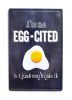 Vintage Dekor Fémtábla, dombornyomott, 'i'm so egg-cited' felirat, retro hangulatú kialakítás, 20x30cm