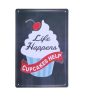Vintage Dekor Fémtábla, dombornyomott 'Cupcakes Happen' felirat, retro hangulatú kialakítás, 20x30cm