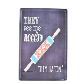   Vintage Dekor Fémtábla, dombornyomott 'They see me rollin' felirat, retro hangulatú kialakítás, 20x30cm